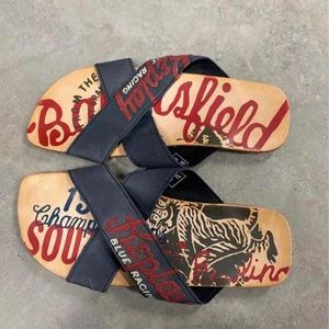 Herrtofflor - replay - Tofflor i storlek 41 från Replay. Nästintill nya! Kan tänkas gå ner i pris vid snabb affär!