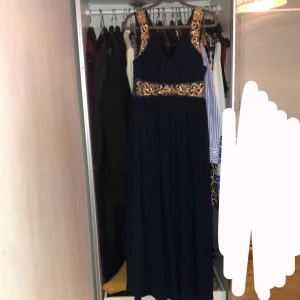 bröllopsklänning limited edition - säljer denna fina känningen som endast är använd en gång med V-form fram& bak.💞NYSKICK