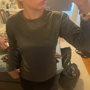 långärmad tröja  - en ”glittrig” långärmad tröja storlek 34/36