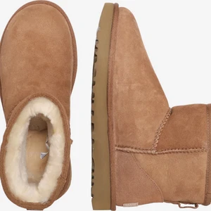 Uggs storlek 38 - Ett par super sköna ljus bruna uggs  ( dem ser inte så ljus bruna ut i ljuset men dem e de ) dem är i storlek 38 och perfekta nu till vintern!💗köpta för 1800 köp direkt för 1000 