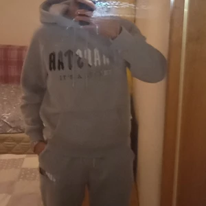 Trapstar tracksuit - Tja! Säljer min trapstar tracksuit som är använd i 2-4 gånger ungefär. Storlek M men passar som S. Bilderna är ganska dåliga pga att det är en gammal mobil. Skriv om du är intresserad så får du se andra bilder. Mvh