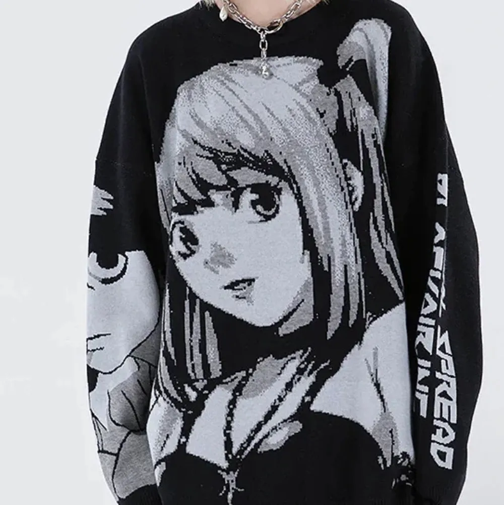 !!TRYCK INTE PÅ KÖP NU!! Death note sweater köpt från noxexit. Köptes för 1314kr I Mars. Den är sparsamt och i bra skick förutom att den är lite nopprig 🫶🏻💗 storlek M men passar även S också ( ifall man vill ha den lite oversized) . Toppar.