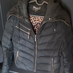 Hollies vinterjacka strl 40 - Säljer denna fina jacka som ger en fin och kvinnlig form. Varm och skön! 