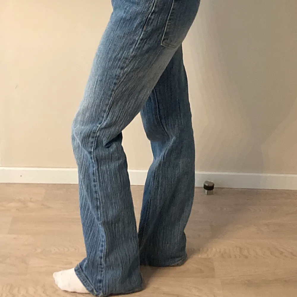 Inte så använda brandy Melville jeans! Köpt för 400kr. Så snygga och höstiga💓 Om många är intresserade så startar jag en budgivning!. Jeans & Byxor.