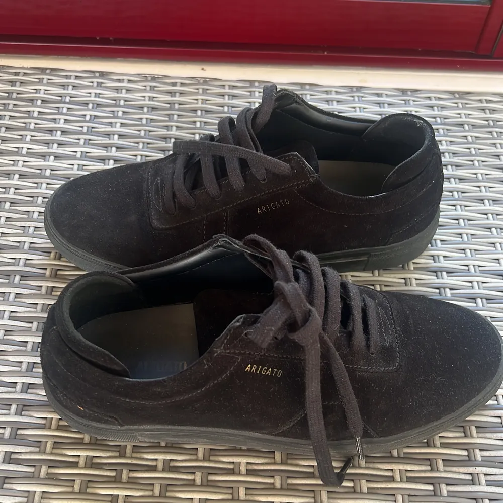 ett par svarta arigato skor säljer de för tyckte aldrig om de. storlek 43 knappt använda. buda gärna om priser. Skor.