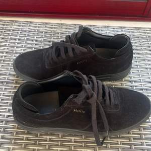 ett par svarta arigato skor säljer de för tyckte aldrig om de. storlek 43 knappt använda. buda gärna om priser