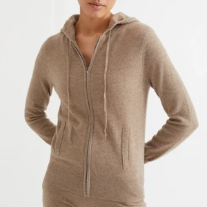 Soft Goat zip hoodie - Säljer min superfina Soft goat zip hoodie i denna brun/beigea färg! Väldigt sparsamt använd så i princip nyskick! Nypris 2295 kr 