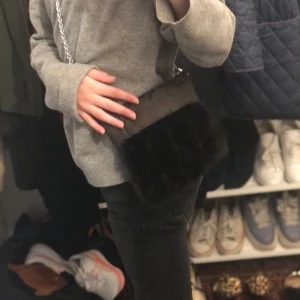 Från NK  - Jätte snygg handväska i svart päls (fake päls) änvönd få tall gånger får plats med ganska mycket (bror på) 