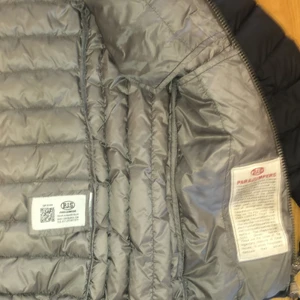 Parajumper jacka - Det är en väldigt behaglig jacka som är varm och skön, ljupa fickor har den också som är skönt så det är väldigt svårt att tappa sin telefon ur fickorna. köpt för 2 år sedan för 4999. Inga hål inga fel över huvudtaget säljs billigt pågrund av storleken