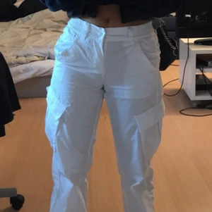 Cargo byxor - Tänkte sälja dom här cargo byxorna från hm då jag inte har någon användning av dom.  Använda kanske 2-3 gånger och är i ett jättebra skick, passar på dom som är runt 1,60-1,65  Är i storlek 34, skriv privat för pris & för fler bilder 💕 