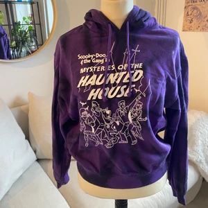 Scooby Doo Hoodie - En lila Scooby Doo hoodie! Jättesöt och väldigt mjuk.  Lite croppad, inte oversized 