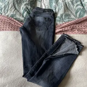 Detta är mina as snygga jeans som är köpta för 4200 kr från R13 med split längst ner. Det är gjorda i italien och är en 27 i midjan men jag har 24/25 och det sitter som en xs-s på mig. 