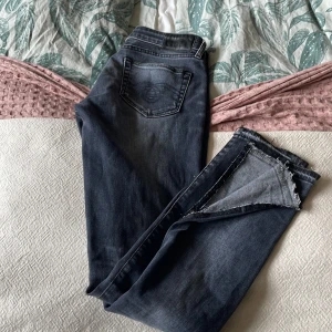 R13 jeans - Detta är mina as snygga jeans som är köpta för 4200 kr från R13 med split längst ner. Det är gjorda i italien och är en 27 i midjan men jag har 24/25 och det sitter som en xs-s på mig. 