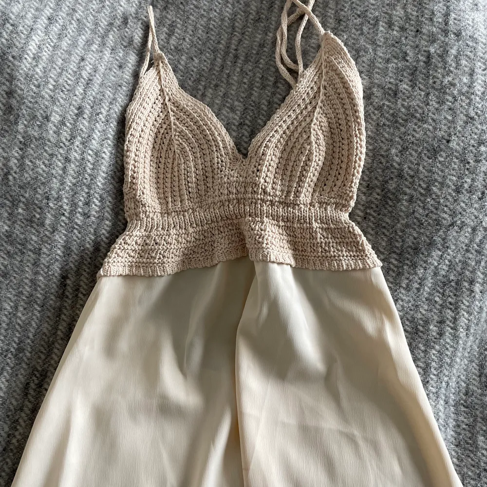 Beige långklänning från Zara med virkad överdel. Storlek Xs💞. Klänningar.