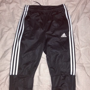 Adidias träningsbyxor!  - Bekväma, trendiga idrottsbyxor från Adidas! 