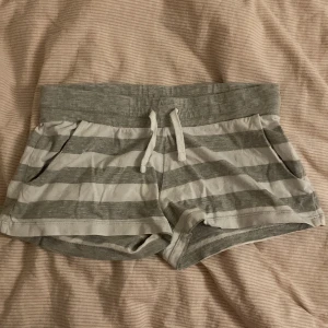 HM mysbyxor  - Mysiga, bekväma shorts från HM!  Storlek : 158 (anpassa till barn) 
