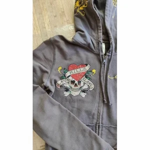 Ed hardy ziphoodie - Denna snygga hoodie har jag köpt för 1400kr och är använd 1 gång. Jag säljer denna tröja för att den är för liten.