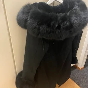 Fatima parka  - Super fin vinterjacka köpt på garoff, använt sparsamt under 1 vinter Storlek Xs/S passar även M