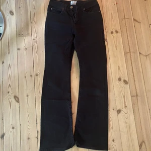 Acne Jeans - Svarta Acne jeans, aningen urtvättade(3 gånger). Jeansen är i bra skick, inget slitage längst ned byxbenet.   Aningen tighta i midjan, därför säljer jag dem. 🤗