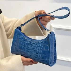 Baguetteväska - Blå baguetteväska som inte kommer till användning. Rymlig och bra material. Säljs för 25kr + frakt. (postad 15/09/22)