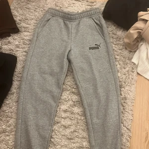 Mjukisbyxor  - Fina puma mjukisbyxor som är helt oanvända. Storlek S från killavdelningen. Smalare modell. Fraktas om köparen står för frakt!