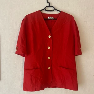 vintage blus - Retro-blus fyndad på vintageaffär i Köpenhamn! Storlek är oklart, men jag bär den smått oversized och är i vanliga fall strl S.