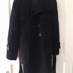 Höstkappa herr storlek S/M - Figursydd svart höstkappa i storlek S/M för herrar i mycket fint skick. Passar någon som är normalbyggd ca 175-178 cm lång.  Finns att hämta i Torslanda. Skickas mot fraktkostnad.