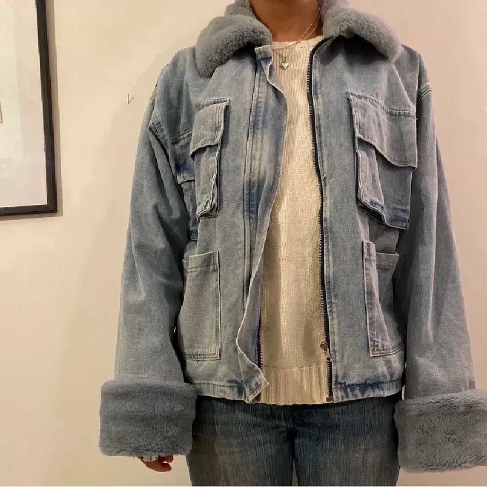 (Lånad bild!!) Säljer denna oversized jeansjackan med päls då den inte kommit till användning. Slutsåld överallt<3 KÖP DIREKT: 600. Jackor.