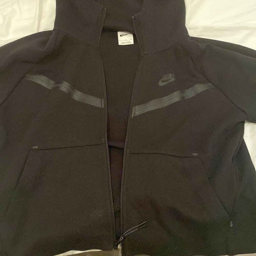 Nike Tech Fleece full zip hoodie i svart, köpt för 1099kr på JD sport, använd fåtal gånger och i fint skick. Tjejmodellen. Jätteskön och fin till vintern. . Hoodies.