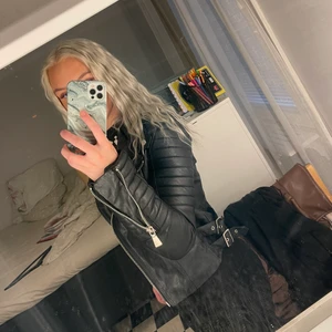 Skinnjacka stl 36 - Svart skinnjacka från chiquelle i stl 36, den är liten i storleken. 