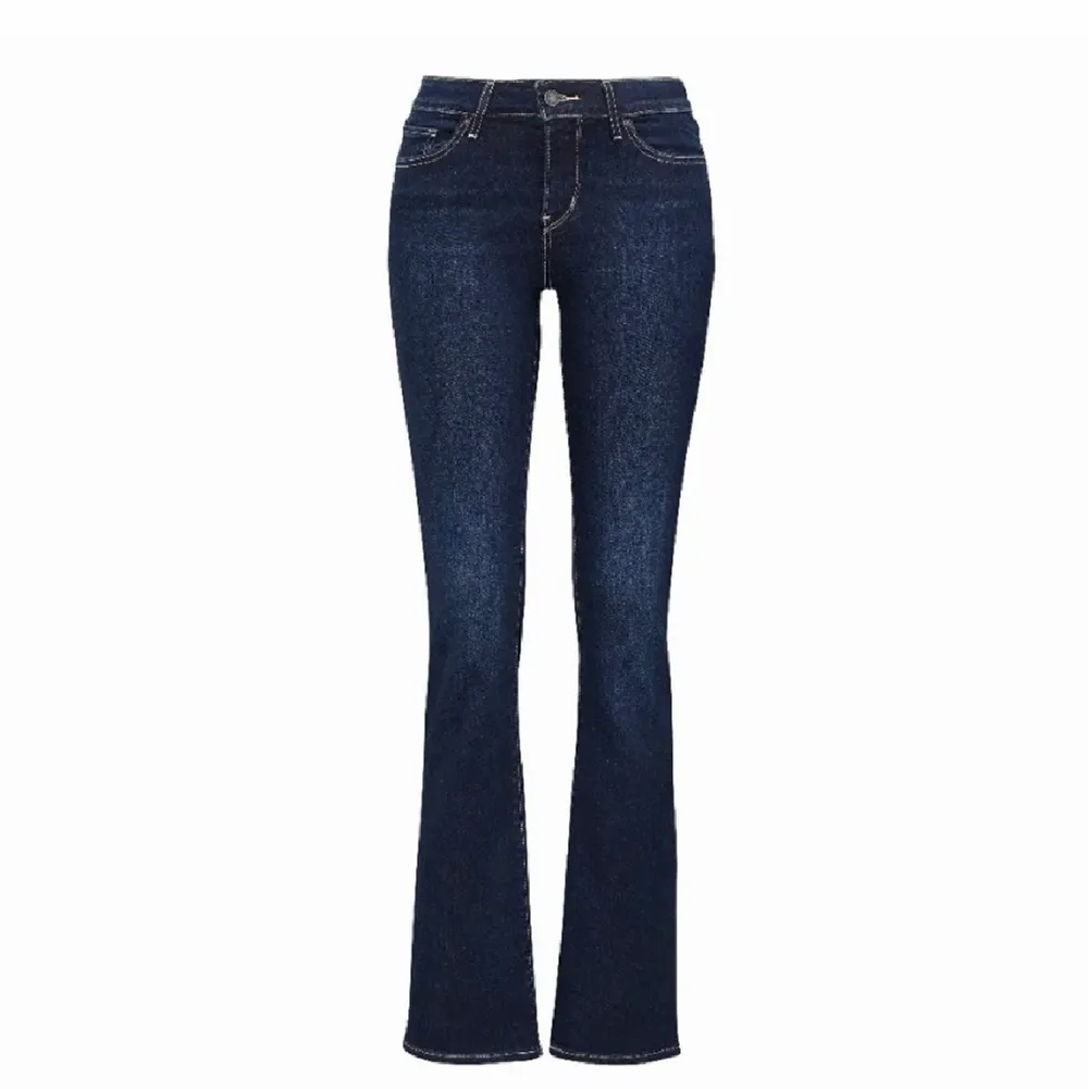 Säljer ett par lågmidjade bootcut jeans från levis💕så bra skick! Passar en 36💓. Jeans & Byxor.