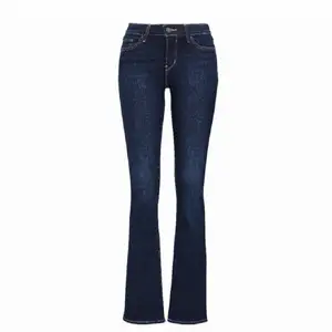 Säljer ett par lågmidjade bootcut jeans från levis💕så bra skick! Passar en 36💓