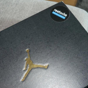 Nike Air Jordan 1 mid banned 2020 (GS) - Helt nya Jordans, köpta för 2600. Endast testade en gång då dom tyvärr var väldigt små i storleken, men aldrig använda. Storleken är 38,5 men passar bäst för den som har strl 38. 