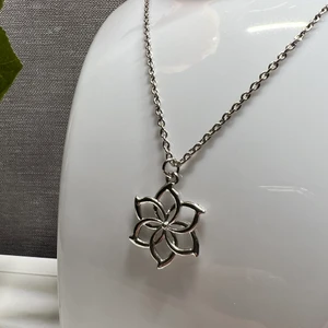 Halsband  - Nytt silverhalsband. Kedjan är 60cm. 40kr + 13kr frakt 🍀