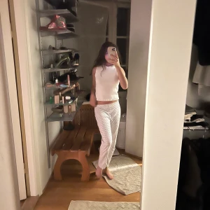 Zara topp - Säljer min fina zara topp då den bara kommit till användning en gång och it riktigt är min stil!