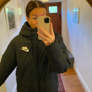 Nike jacka  - Jag säljer min Nike jacka i storlek XL. Jag själv är en S-M och på mig sitter den perfekt oversized. Bra skick💗