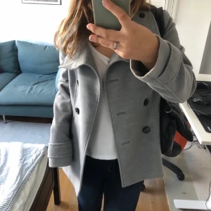 Grå kappa - Säljer denna snygga gråa kappa. Endast använt den en gång så den är som ny.