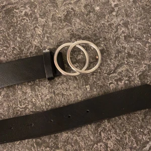 Bälte - Svart bälte från Lindex, cirka 95 cm. Köparen står för frakten!! (Frakten är 45kr)