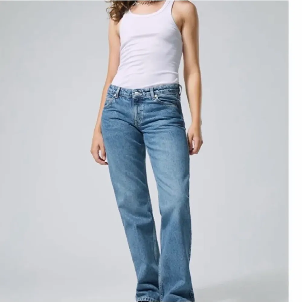 Jättefina lågmidjade jeans från weekday i storlek W26 o L30!🤍 Säljer för att de tyvärr är för stora för mig i midjan, har oftast storlek 34/xs! Passar annars perfekt i längden för mig som är ca 162 cm! Superfina och bra kvalitet! Lånade bilder💙. Jeans & Byxor.