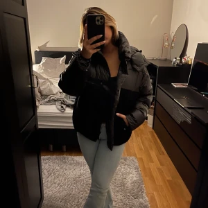 Massimo Dutti jacka - Superfin Massimo Dutti jacka som tyvärr aldrig kom till användning förra vintern. Max använd 3-5 ggr. Nypris är 1500