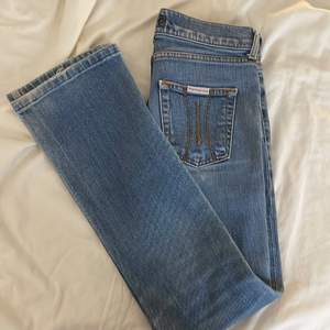 Ett par ljusblå low waist fornarina jeans. Strl 27 men små i storleken tycker jag!