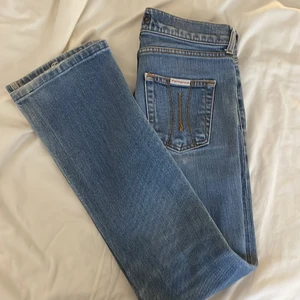 Fornarina jeans - Ett par ljusblå low waist fornarina jeans. Strl 27 men små i storleken tycker jag!