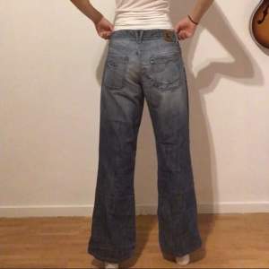 Lågmidjade vida jeans med resor vid fötterna. Gott skick. Jag är 170cm lång. Frakt tillkommer