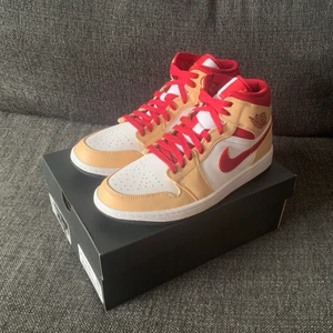 Jordan 1 mids - Helt nya Air Jordans 1 Mids, aldrig använda. Köpte dom nypris för ca 1200kr, priset på dessa är inte med frakt inkluderad.