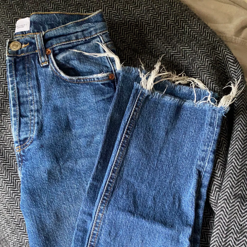 Zara högmidjade jeans med slutning längst ner. Storlek 34. Superfint skick💗 Säljer pga för korta för mig, jag är 165 cm. Jeans & Byxor.