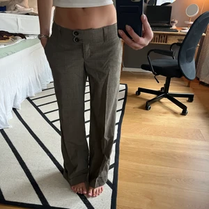 Lågmidjade kostymbyxor!! - Supersnygga kostymbyxor från HM!! Passar mig som har S/36. 