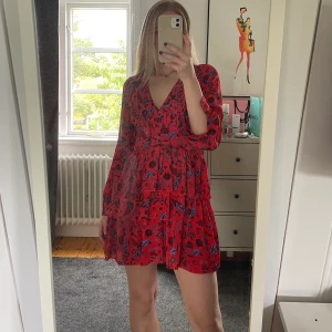 Zara klänning  - Jättesnygg klänning från Zara. Jättelite använd! Strl S