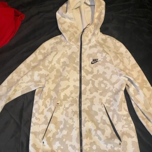 Nike Tech - Tja jag säljer min Nike tech eftersom den är för liten. Den är storlek xs. Den är i bra skick. Kan skicka mer bilder om köparen är intresserad