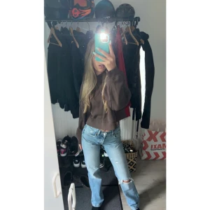 Zara Jeans - Intresse koll om nån är intresserad av o köpa mina zara jeans Storlek 32❤️Är i bra skick för har aldrig använts typ för att de inte va min stil ❤️köparen står för frakten❤️