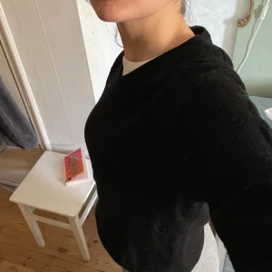 Svart tjocktröja - Mysig svart tjocktröja i ull:) Säljer för att den blivit lite för liten, möts upp på gröna linjen!